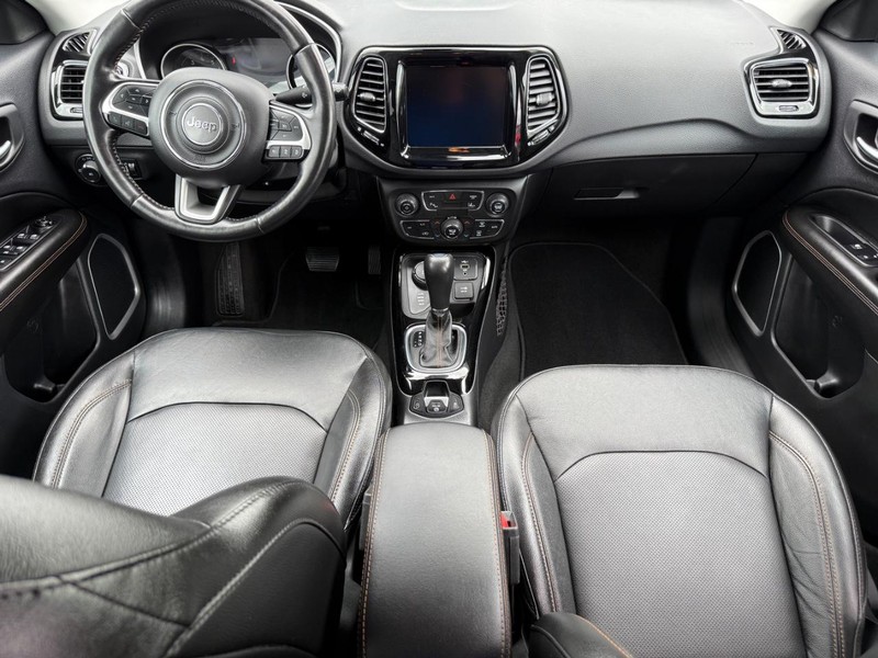 Jeep Compass Vehicle Full-screen Gallery Image 11