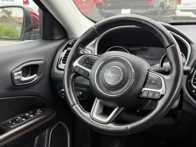 Jeep Compass Vehicle Full-screen Gallery Image 12