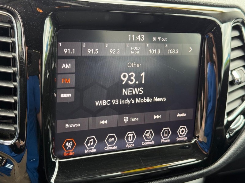 Jeep Compass Vehicle Full-screen Gallery Image 16