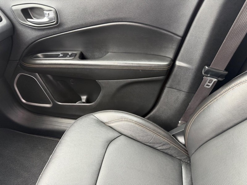 Jeep Compass Vehicle Full-screen Gallery Image 21