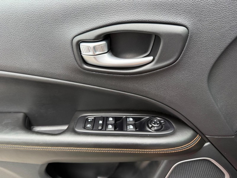 Jeep Compass Vehicle Full-screen Gallery Image 24