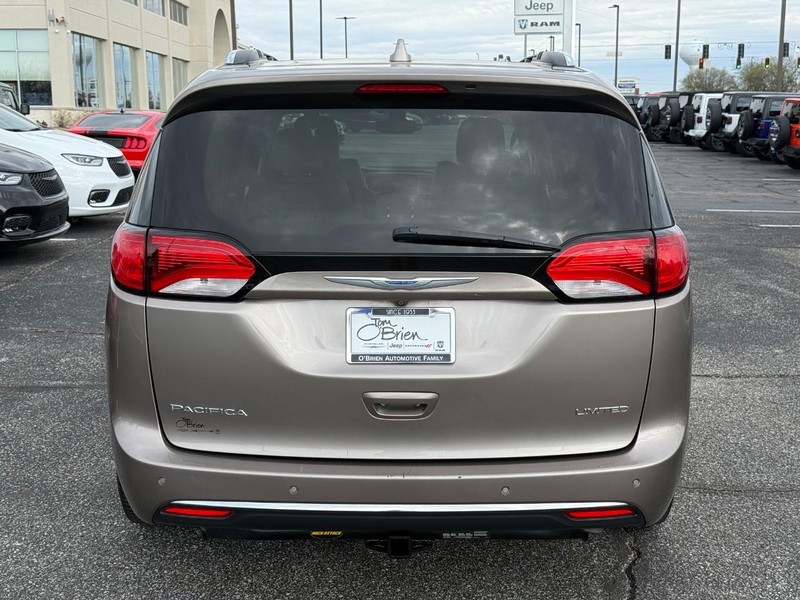 Chrysler Pacifica Vehicle Full-screen Gallery Image 04