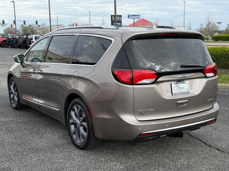 Chrysler Pacifica Vehicle Full-screen Gallery Image 05