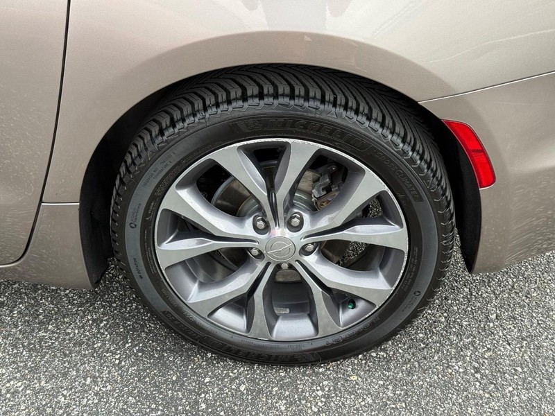 Chrysler Pacifica Vehicle Full-screen Gallery Image 06