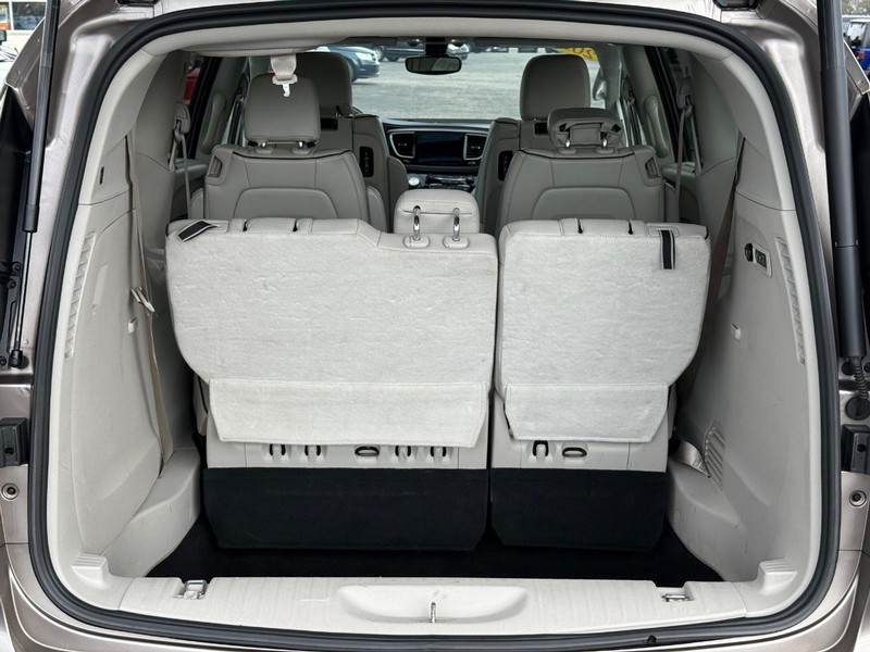 Chrysler Pacifica Vehicle Full-screen Gallery Image 07