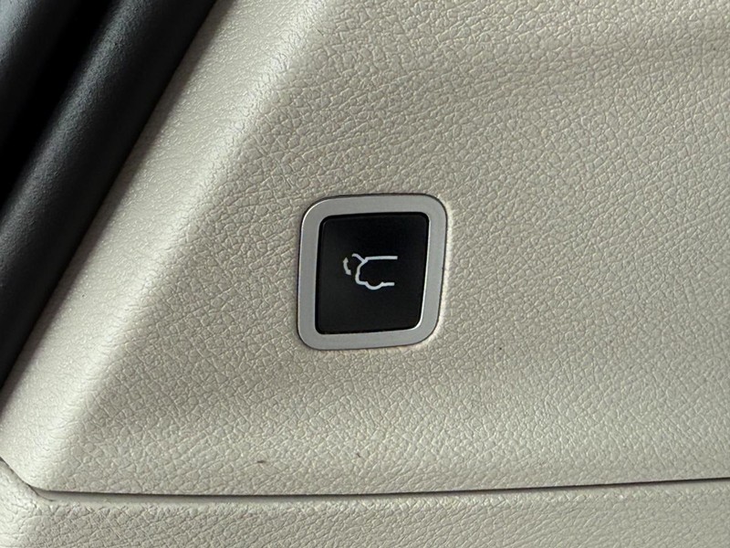 Chrysler Pacifica Vehicle Full-screen Gallery Image 08