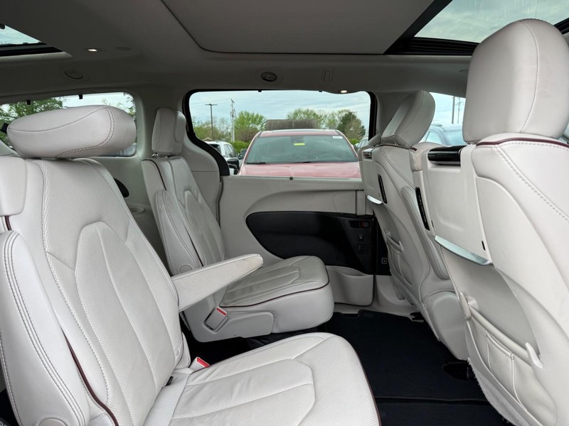 Chrysler Pacifica Vehicle Full-screen Gallery Image 11