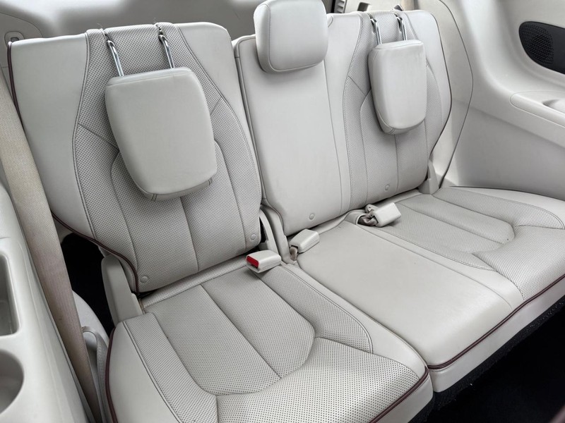 Chrysler Pacifica Vehicle Full-screen Gallery Image 12