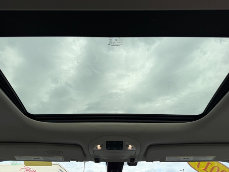 Chrysler Pacifica Vehicle Full-screen Gallery Image 13