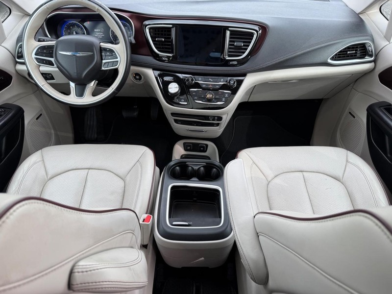 Chrysler Pacifica Vehicle Full-screen Gallery Image 14