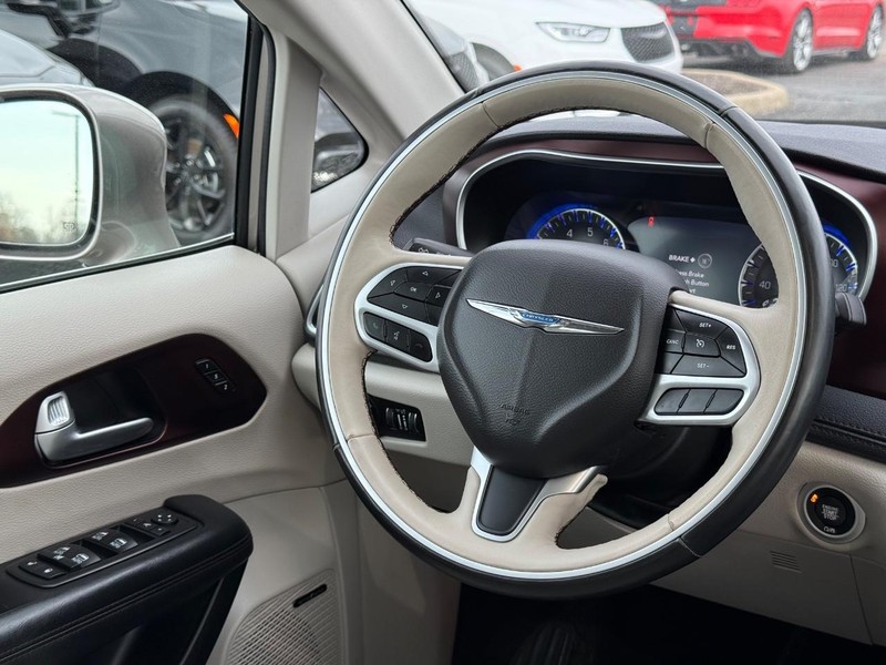 Chrysler Pacifica Vehicle Full-screen Gallery Image 15