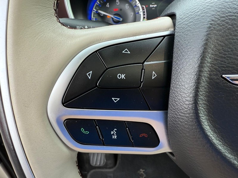 Chrysler Pacifica Vehicle Full-screen Gallery Image 16