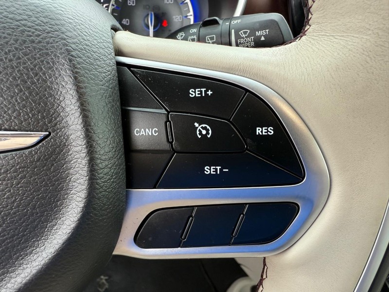 Chrysler Pacifica Vehicle Full-screen Gallery Image 17