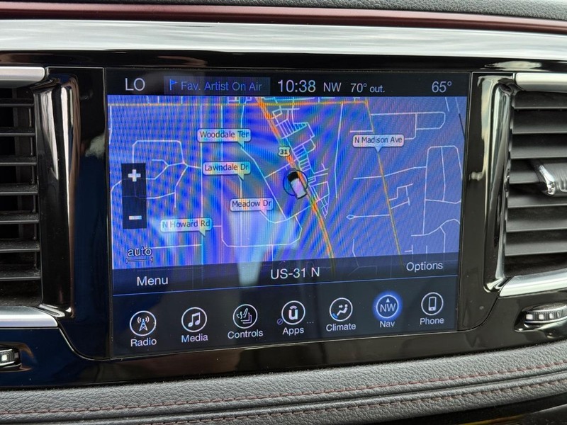 Chrysler Pacifica Vehicle Full-screen Gallery Image 19