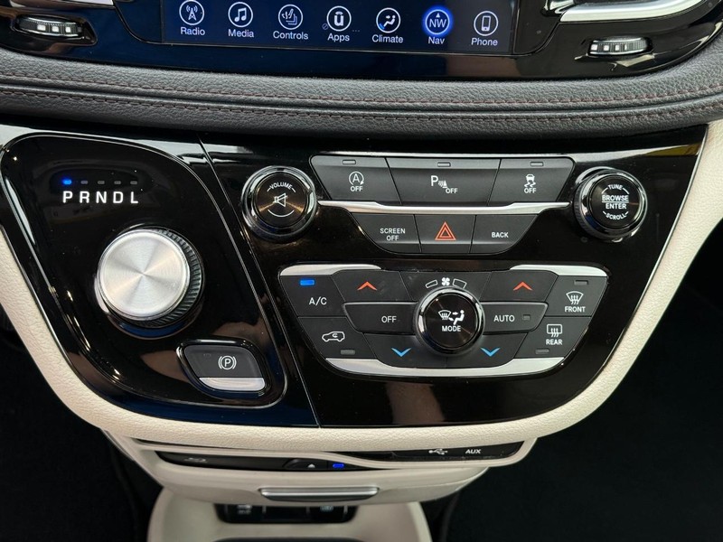 Chrysler Pacifica Vehicle Full-screen Gallery Image 21