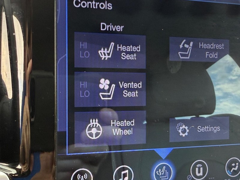 Chrysler Pacifica Vehicle Full-screen Gallery Image 22