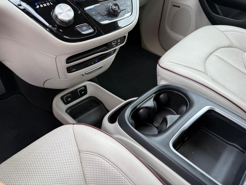 Chrysler Pacifica Vehicle Full-screen Gallery Image 23