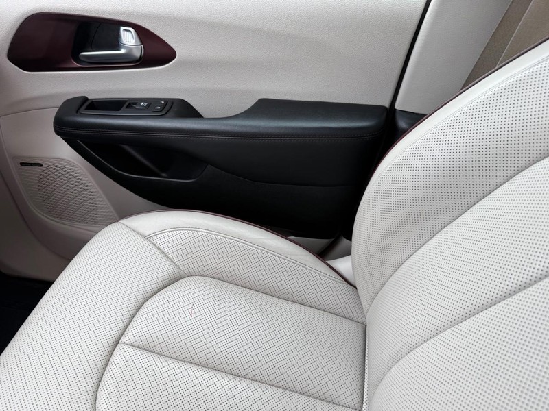 Chrysler Pacifica Vehicle Full-screen Gallery Image 24