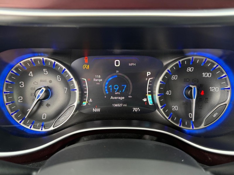 Chrysler Pacifica Vehicle Full-screen Gallery Image 25