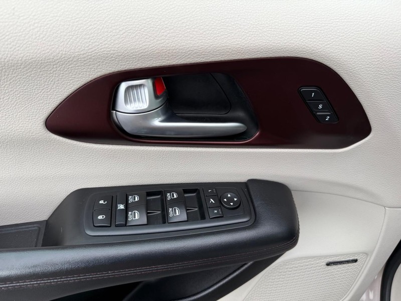Chrysler Pacifica Vehicle Full-screen Gallery Image 27