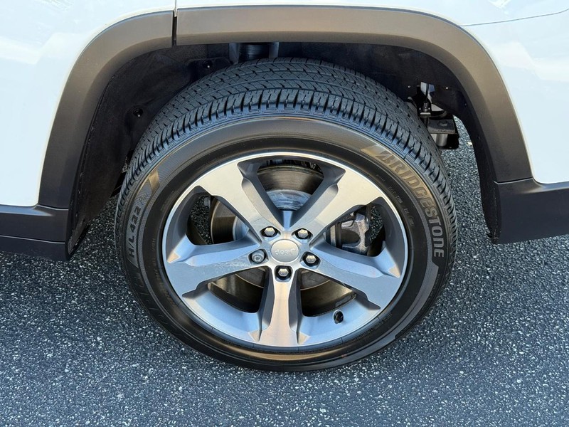 Jeep Grand Cherokee L Vehicle Image 06