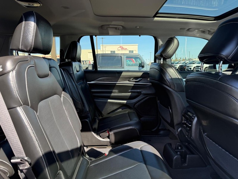 Jeep Grand Cherokee L Vehicle Image 11