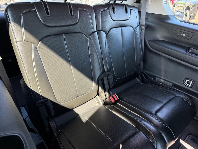 Jeep Grand Cherokee L Vehicle Image 12