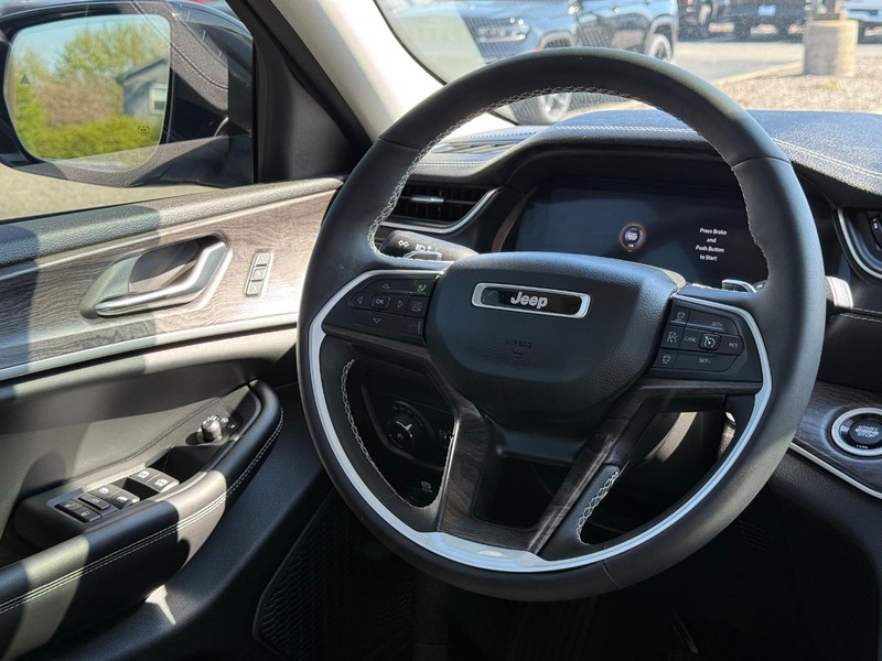 Jeep Grand Cherokee L Vehicle Image 15