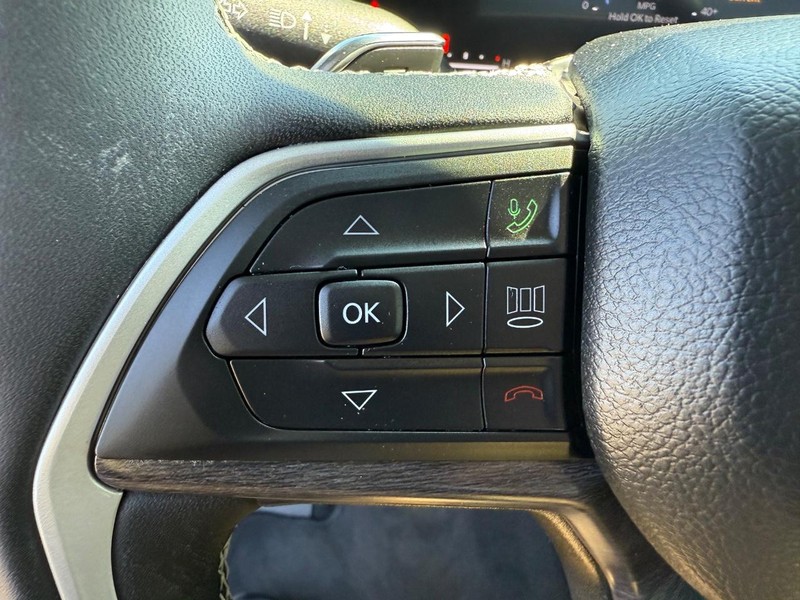 Jeep Grand Cherokee L Vehicle Image 16