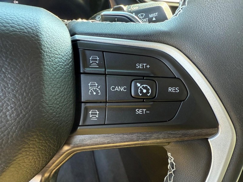 Jeep Grand Cherokee L Vehicle Image 17