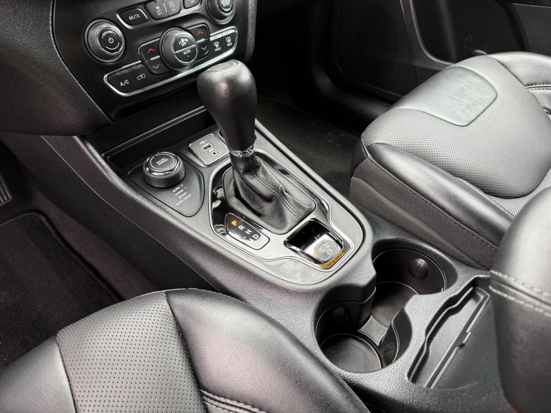 Jeep Cherokee Vehicle Image 21