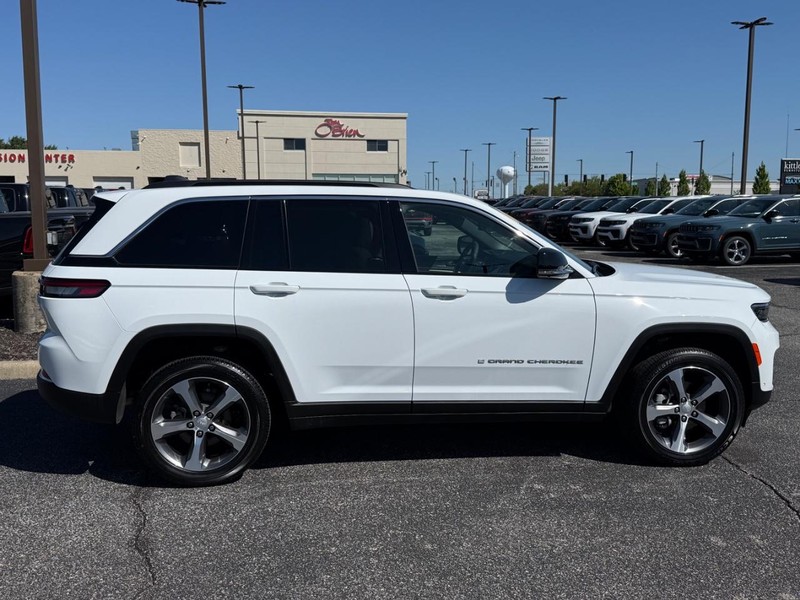 Jeep Grand Cherokee Vehicle Image 02