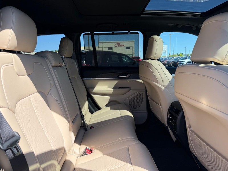 Jeep Grand Cherokee Vehicle Image 11
