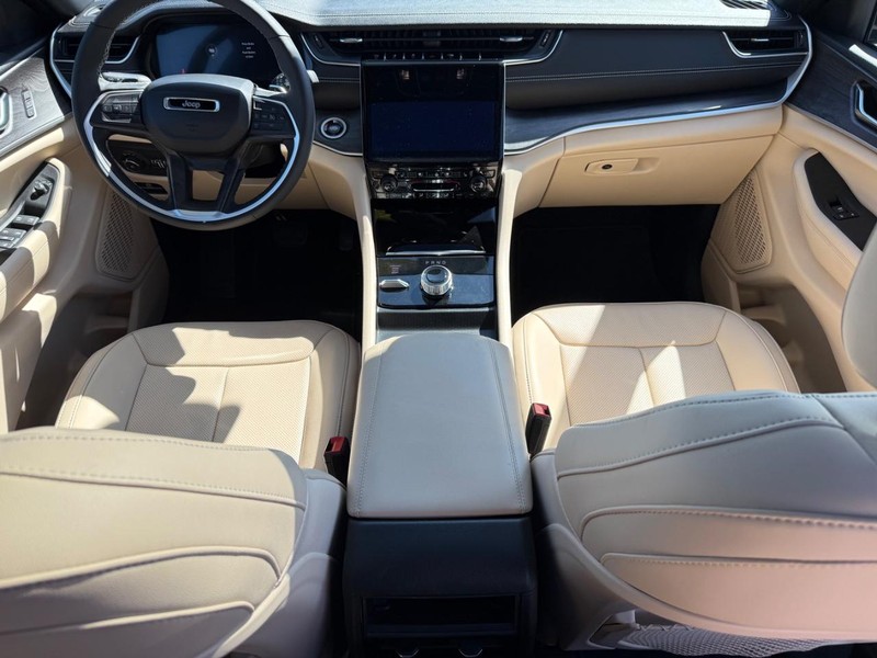 Jeep Grand Cherokee Vehicle Image 13