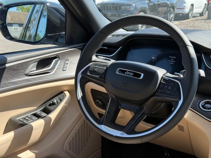 Jeep Grand Cherokee Vehicle Image 14