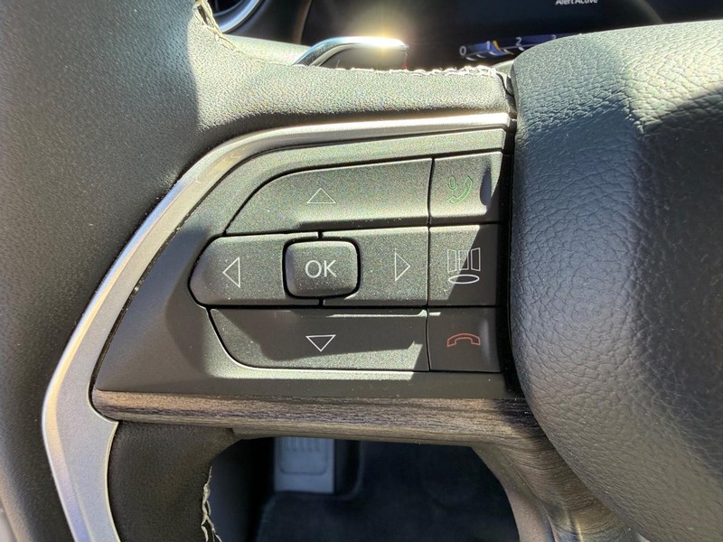 Jeep Grand Cherokee Vehicle Image 15
