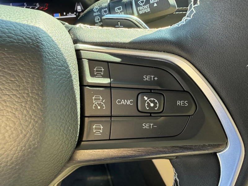 Jeep Grand Cherokee Vehicle Image 16