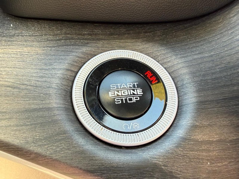 Jeep Grand Cherokee Vehicle Image 17