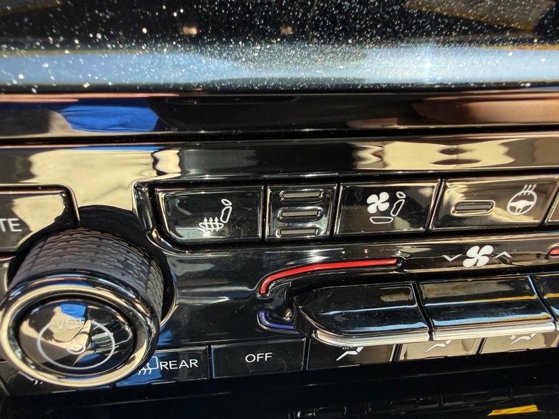 Jeep Grand Cherokee Vehicle Image 18