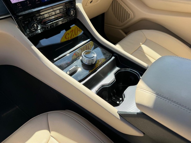 Jeep Grand Cherokee Vehicle Image 22