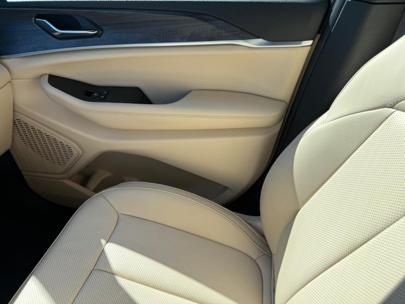 Jeep Grand Cherokee Vehicle Image 23