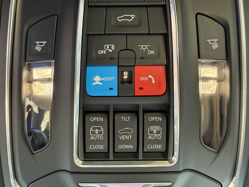 Jeep Grand Cherokee Vehicle Image 24