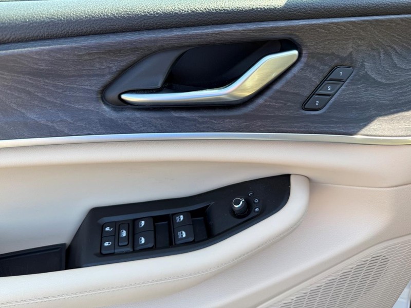 Jeep Grand Cherokee Vehicle Image 27