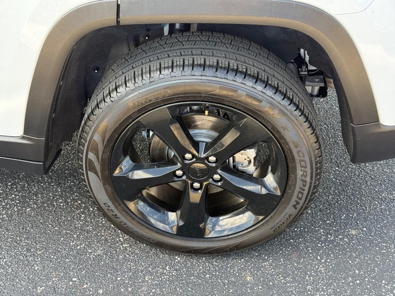 Jeep Grand Cherokee Vehicle Image 06