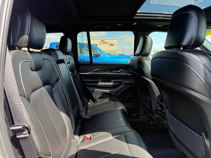 Jeep Grand Cherokee Vehicle Image 11