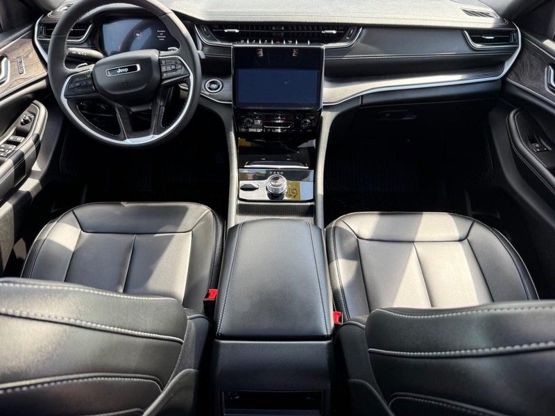Jeep Grand Cherokee Vehicle Image 13