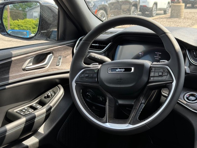 Jeep Grand Cherokee Vehicle Image 14