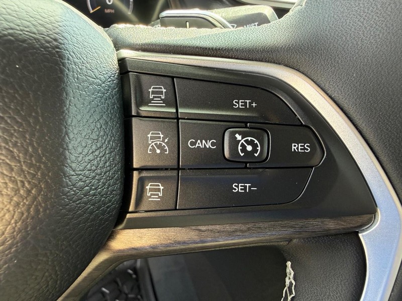 Jeep Grand Cherokee Vehicle Image 16