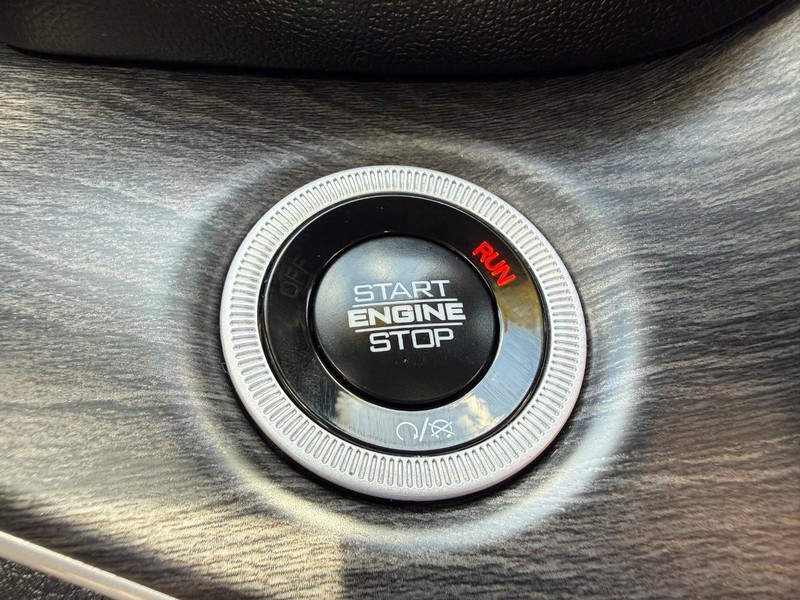 Jeep Grand Cherokee Vehicle Image 17