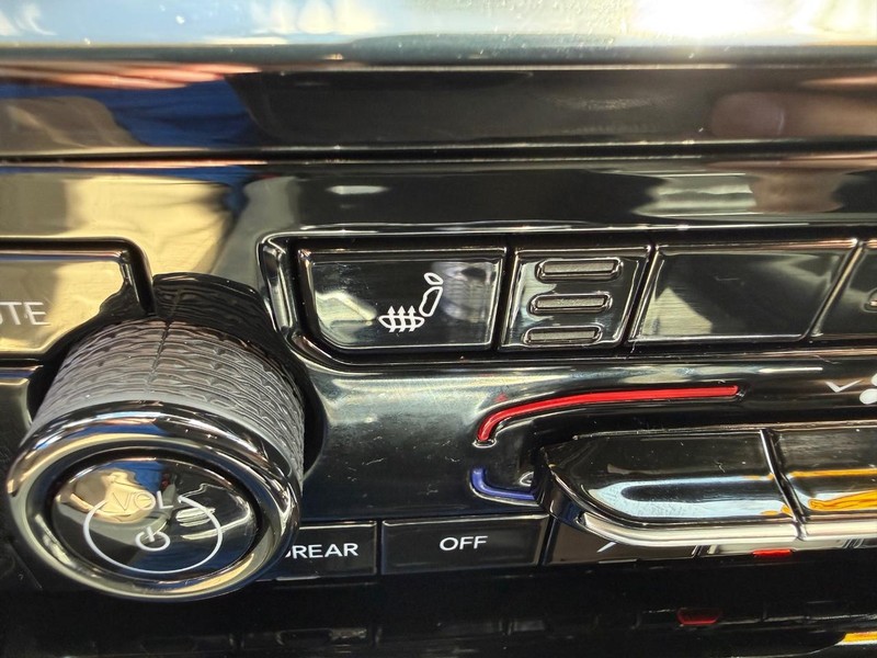 Jeep Grand Cherokee Vehicle Image 18